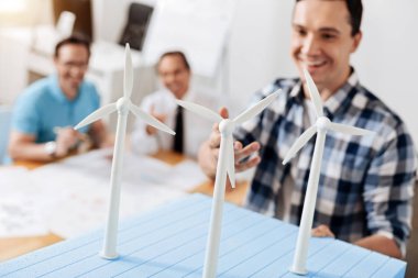 Mutlu adam onun çalışma sonucu gösterilen