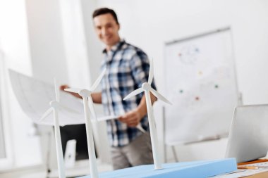 Mimar bir plan holding ve Rüzgar türbin modelleri arıyorsunuz