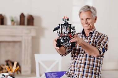 Büyükbaba muayene oyuncak robot gülümseyen