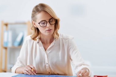 Meşgul kadın mühendislik projesi iş yerinde incelenmesi