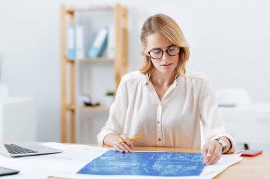 Ofiste mühendislik proje üzerinde yer alan kadın