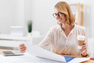 Ofiste çalışan iyimser mühendislik uzmanı