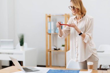 Yetenekli kadın ofiste modern araçları kullanma