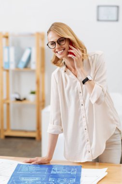 Ofiste konuşma zevk mutlu iç mekan tasarımcısı