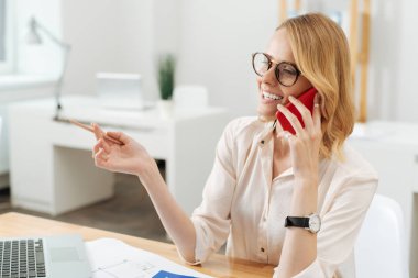 İş yerinde telefonda konuşma zevk neşeli mimar