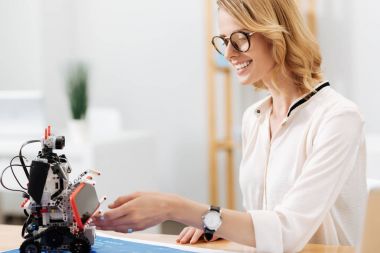 Robot laboratuar testlerini iyimser mühendislik uzmanı