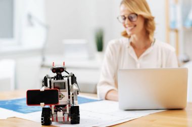 Modern robot kapalı yeteneklerini gösteren