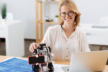 Onun fütüristik buluş kapalı temsil eden gurur mühendisi