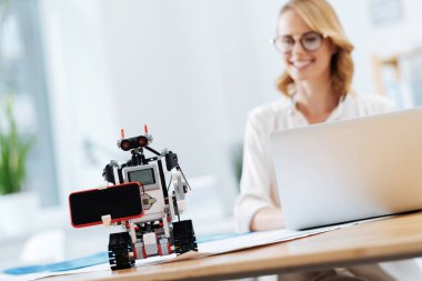 Kendini otomatik robot kapalı mucit yardımcı