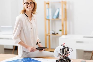 İyimser mühendis ofiste yenilikçi cihazlar test