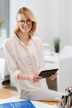 Meşgul Oluşturucu ofiste dijital araçları kullanma