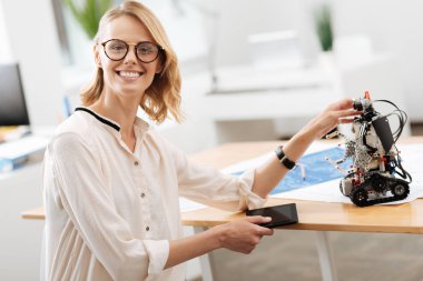 Robotik gadget kapalı test memnun mühendisi