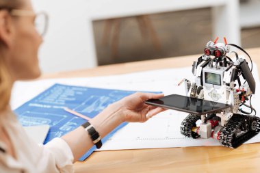 Yetenekli kadın modern otomatik robot kapalı test
