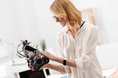 Sevimli kadın ofiste küçük robot keşfetmek