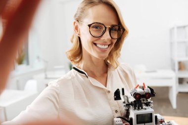 Enerjik kadın selfie robot ile kapalı alarak