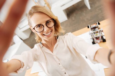 Selfie robot icat ile kapalı alarak aktif mühendisi