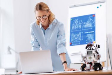 Laboratuvardaki teknik proje üzerinde çalışan ilham mühendisi