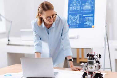 Otomatik robot Laboratuvarı ile çalışan memnun mühendisi