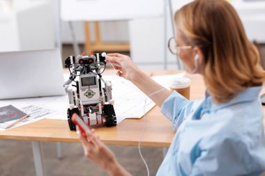 Rahat kadın ofiste elektronik robot ile etkileşim