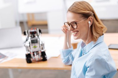 İyimser kadın ofiste rahatlatıcı