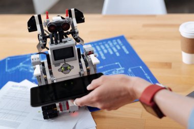 Yararlı robot kapalı insan yardım