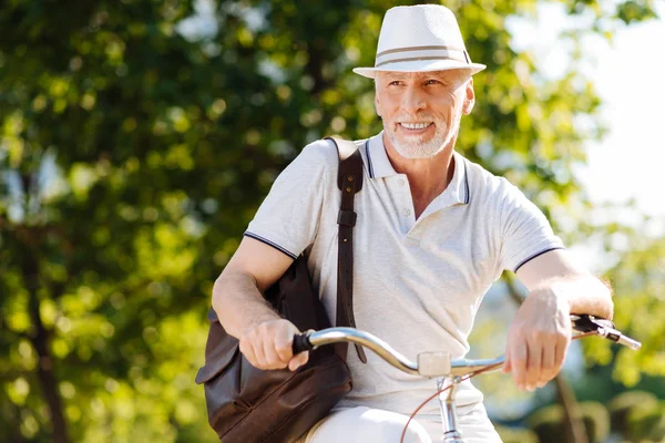 Beau homme assis sur son vélo — Photo