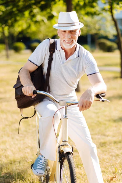 Doğruca kameraya bakan emin olgun adam