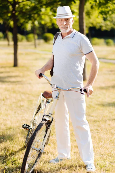 Kendine güvenen sakallı adam çantasını sağ omuz üzerinde tutan