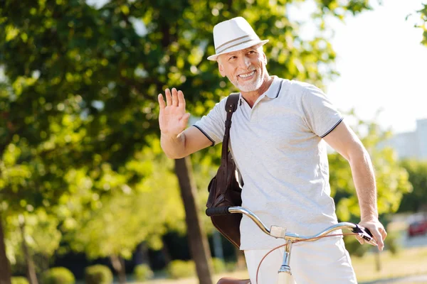 Positivo hombre encantado agitando su mano derecha — Foto de Stock