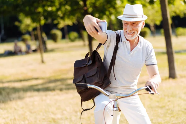 Memnun sakallı adam onun aygıtı arıyorum