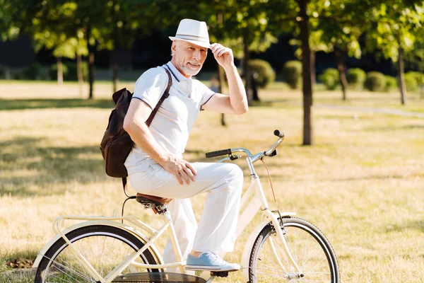 Bisikletiyle oturan ciddi şık adam — Stok fotoğraf
