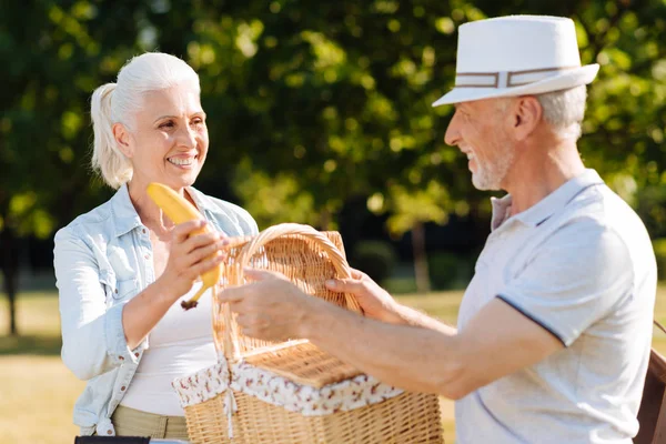 Delighted man holding wicker basket — Stock Photo, Image