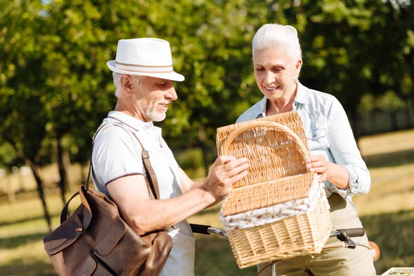 Mujer interesada revisando comida para picnic — Foto de Stock