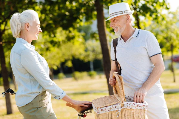 Profilbild einer lächelnden Frau, die ihren Mann ansieht — Stockfoto