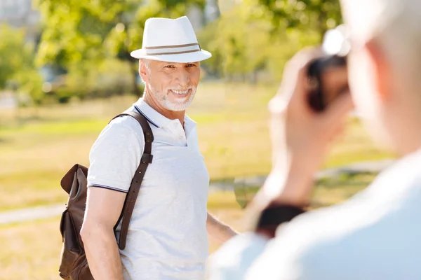 プロのカメラマンを見て魅力的な男性 — ストック写真