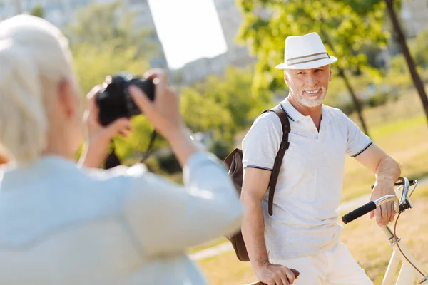 Delicioso hombre barbudo posando para su esposa — Foto de Stock