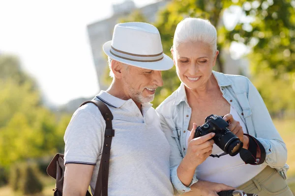 Fotógrafo positivo mostrando fotos a su cliente — Foto de Stock