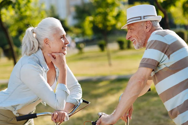 Két szerető idős emberek néztek egymásra — Stock Fotó