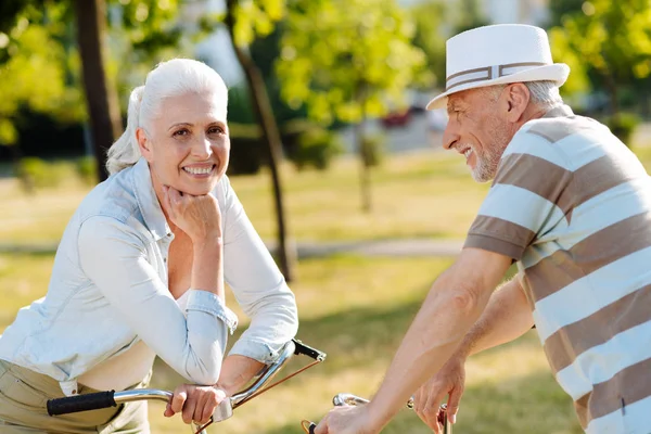 Çekici bir gülümseyen kadın kişi kameraya poz