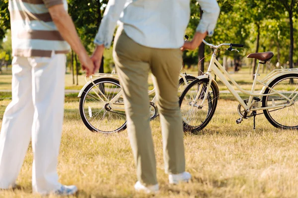 Foto focada em bicicletas que estão no parque — Fotografia de Stock