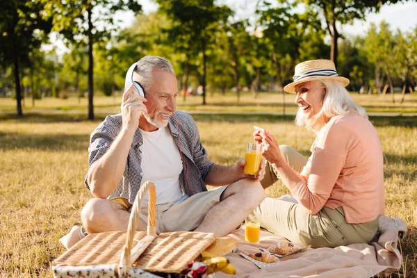 Piknik olumlu yaşlı çift — Stok fotoğraf