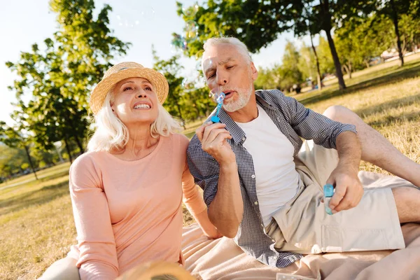 Drömmande leende kvinna njuter av helgen — Stockfoto