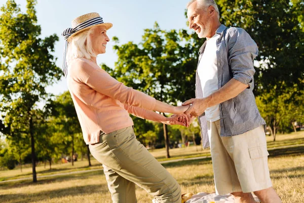 Positive Menschen verbringen Sommerurlaub in der Natur — Stockfoto