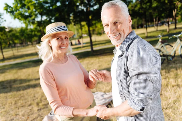 Glückliches Paar reifer Menschen posiert vor der Kamera — Stockfoto