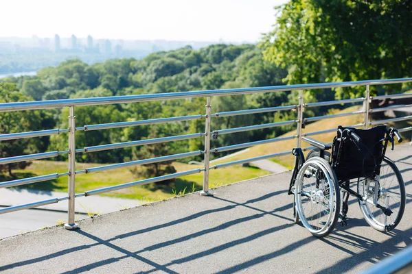 テラスの上に新しい孤独な車椅子立って — ストック写真