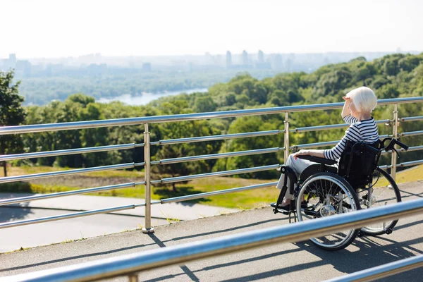 Inspirerad funktionshindrade damen tittar på stadens silhuett — Stockfoto