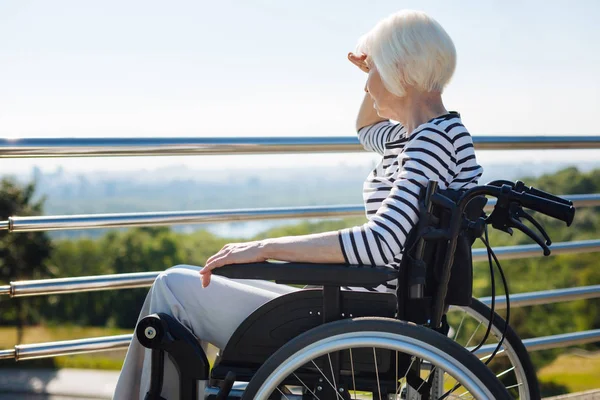 Envejecida mujer brillante tratando de ver algo — Foto de Stock