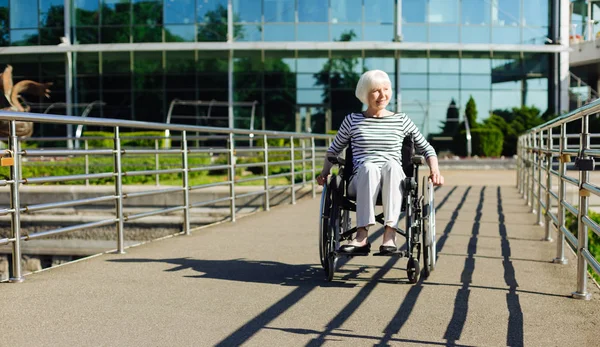 高齢者の肯定的な女性毎日遊歩道を撮影 — ストック写真