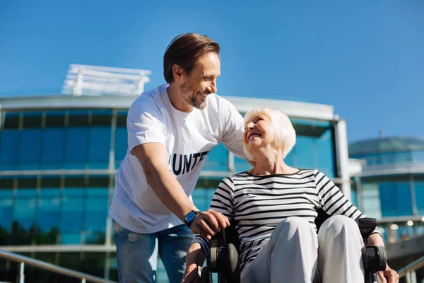 Yakışıklı karizmatik adam eğlenceli yaşlı bayan