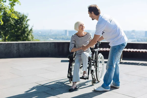 Uppmärksamma ägnas mannen att göra säker på lady står stadigt — Stockfoto